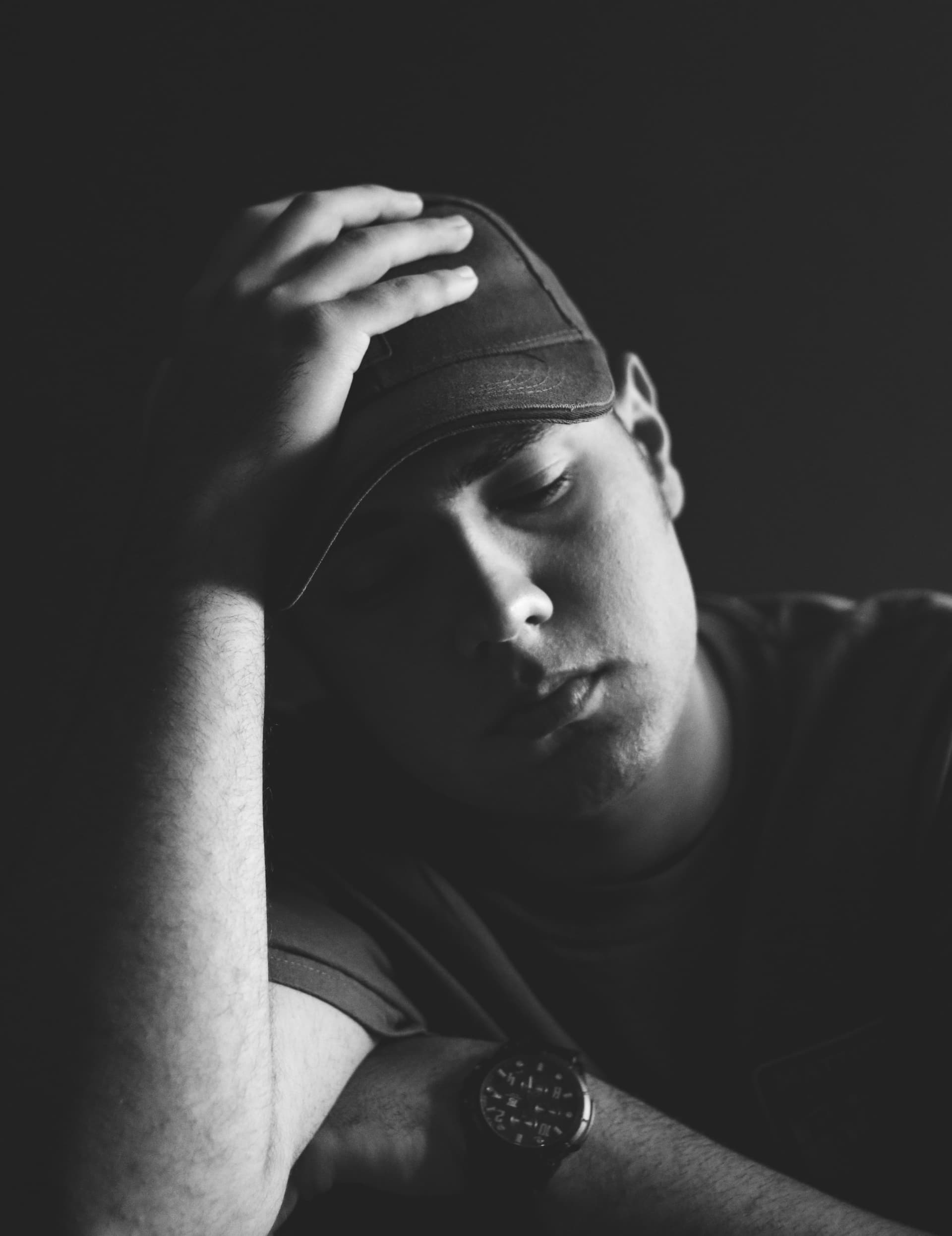 Seseorang yang stres dengan tumpukan tagihan